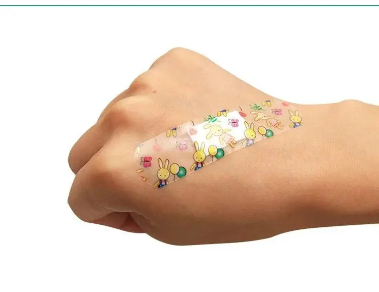 100pcs/lot Cartoon Patterned Curitas Adhesive Bandages Plaster Curved Patch Wound Strips Dressing Band Aid for Children Utensils SS69