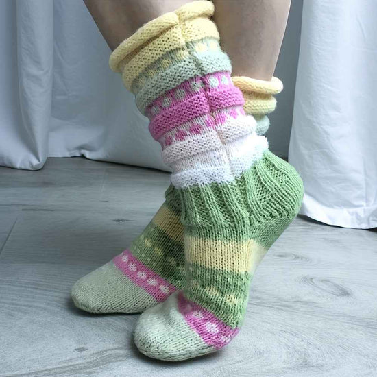 A Pair of Ins-Style Winter Women's Colorful Striped Crew Socks, Cross-Border Women's Mid-Calf Warm Color-Block Floor Socks, Cozy Footwear, Trendy Socks, Insstyle Fashion, Hand Wash Care, Durable Stitching, Women's Socks, Crew
