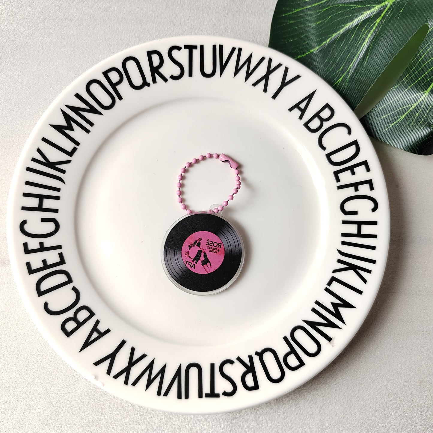KPOP ROSE Solo APT Album-Inspired Acrylic CD Keychain, Round Vinyl Record Bag Pendant, Alphabet Design, Carabiner Clip, Decorative Ladies Key Ring, Celebrity Theme Accessory, Ideal for ROSIE Fans Collection & Valentine'S Day SS69 6.69 ROSE B