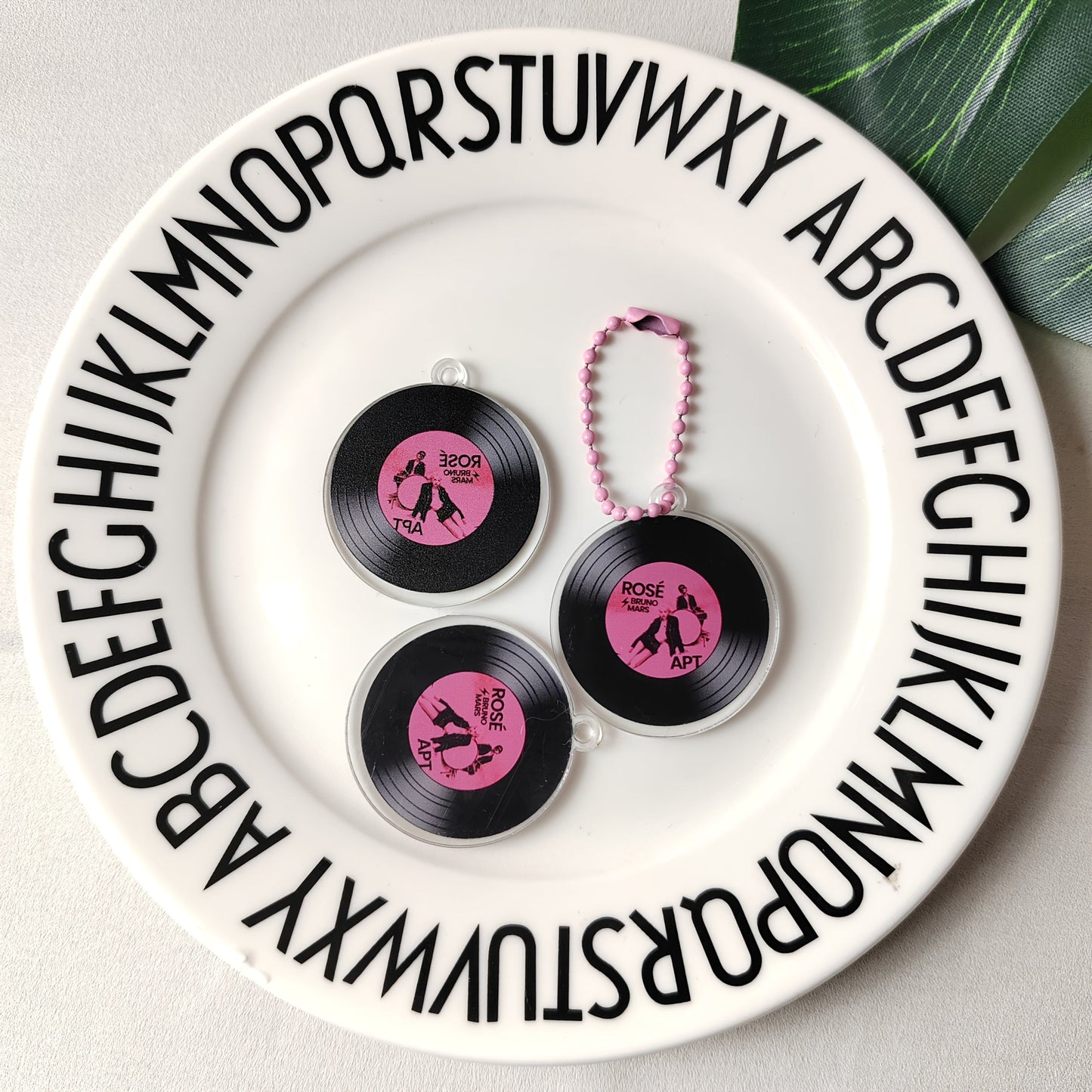 KPOP ROSE Solo APT Album-Inspired Acrylic CD Keychain, Round Vinyl Record Bag Pendant, Alphabet Design, Carabiner Clip, Decorative Ladies Key Ring, Celebrity Theme Accessory, Ideal for ROSIE Fans Collection & Valentine'S Day SS69