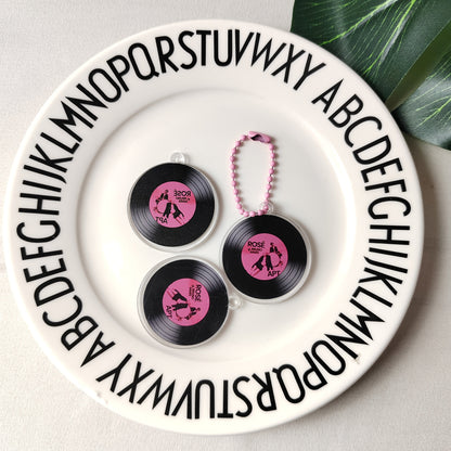KPOP ROSE Solo APT Album-Inspired Acrylic CD Keychain, Round Vinyl Record Bag Pendant, Alphabet Design, Carabiner Clip, Decorative Ladies Key Ring, Celebrity Theme Accessory, Ideal for ROSIE Fans Collection & Valentine'S Day SS69