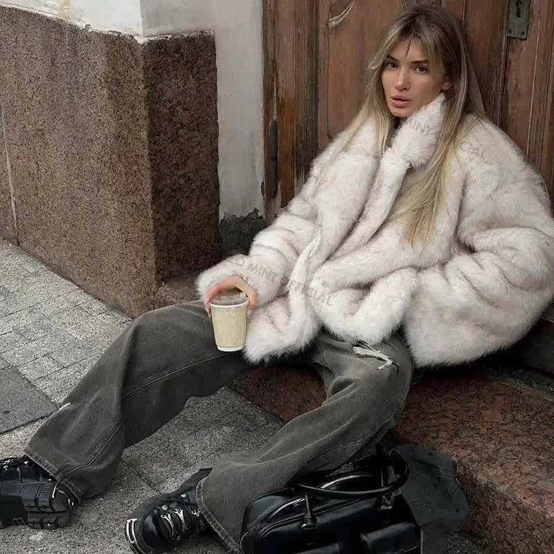 Neo Mint 2025 Winter Ins Hot Fashion Girls Oversized Gradient Fur Coat Women Thick Warm Outerwear Fluffy Faux Fox Fur Jacket SS69