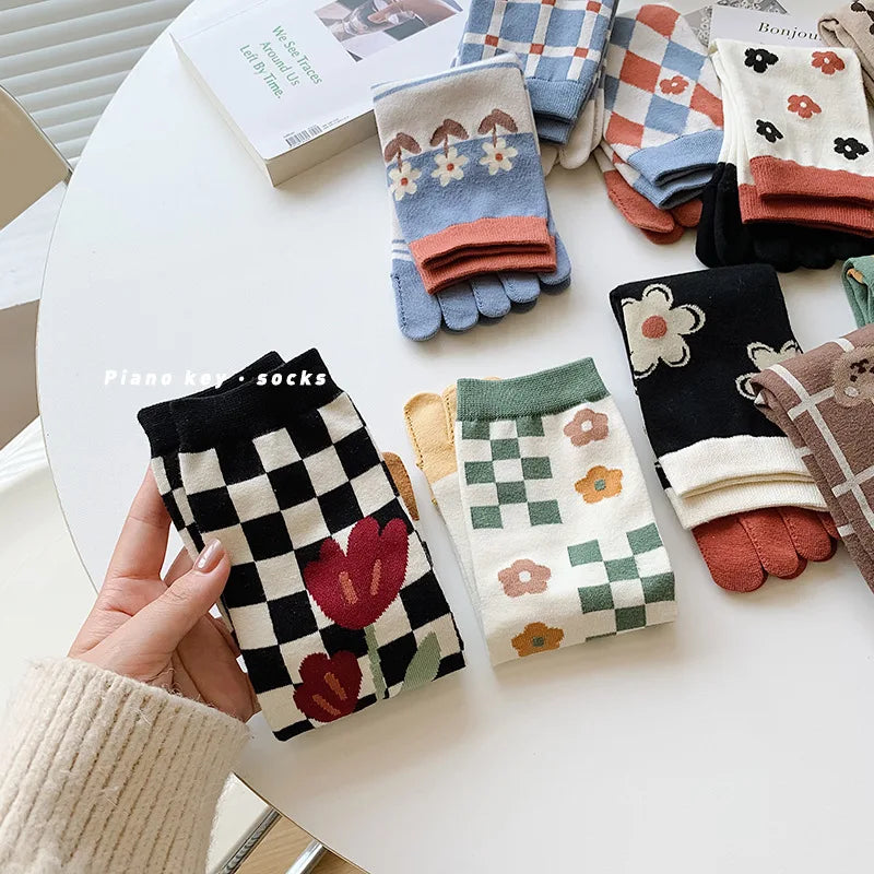 Womens Autumn And Winter Pure Cotton Five Finger Socks Printed Split Toe Socks Vintage Comfortable Socks