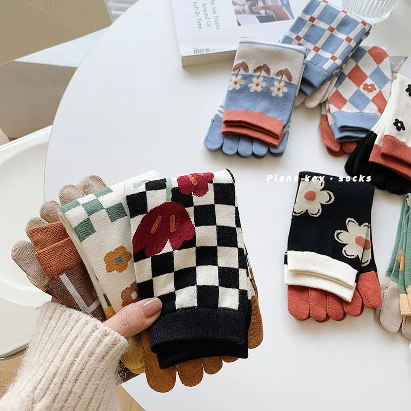 Womens Autumn And Winter Pure Cotton Five Finger Socks Printed Split Toe Socks Vintage Comfortable Socks