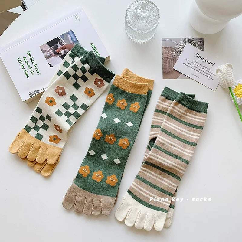 Womens Autumn And Winter Pure Cotton Five Finger Socks Printed Split Toe Socks Vintage Comfortable Socks