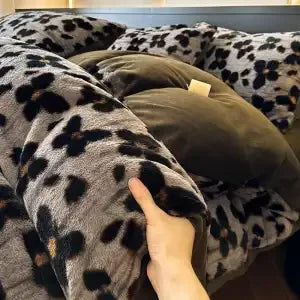 Four-piece Set Thickened Thermal Fleece Flange Coral Fleece Class A Leopard Print Rabbit Plush Quilt Cover Pillowcase Bed Sheet