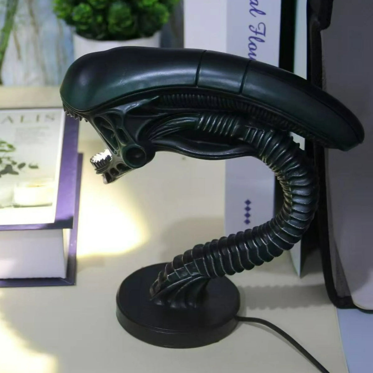 ZHUANGHUANC Alien Resin LED Lamp | Extraterrestrial Desk Decor