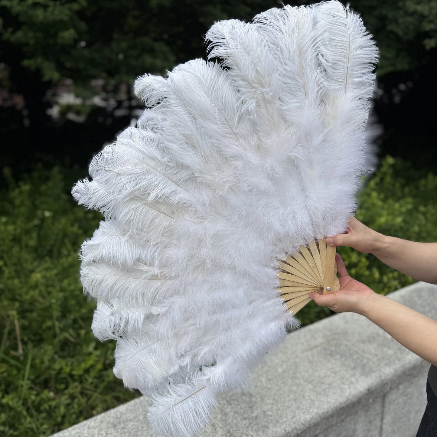 Handheld Big White Ostrich Feather Fan 100CM 130CM Feathers for Carnival Stage Performance Belly Dance 13 Bone Crafts Fan
