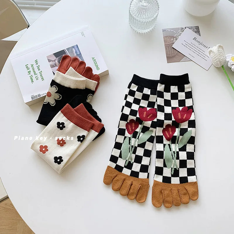 Womens Autumn And Winter Pure Cotton Five Finger Socks Printed Split Toe Socks Vintage Comfortable Socks