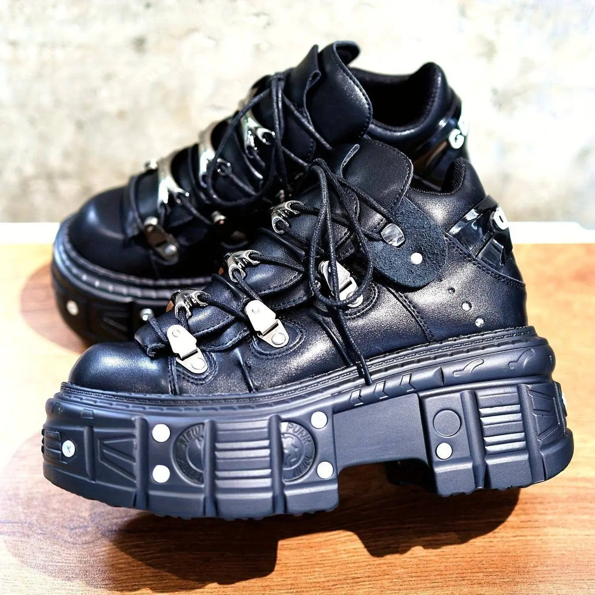 Women's Punk Combat Sneakers, Platform Metallic Decor Rock Casual Shoes, Black Gothic Y2K Boots, High Platform Thick Sole Flat Sneakers, Cross Tied Rivets Flats SS69
