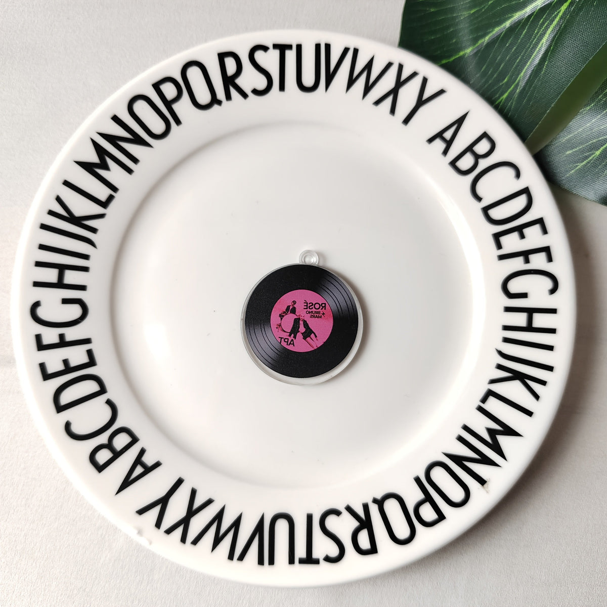 KPOP ROSE Solo APT Album-Inspired Acrylic CD Keychain, Round Vinyl Record Bag Pendant, Alphabet Design, Carabiner Clip, Decorative Ladies Key Ring, Celebrity Theme Accessory, Ideal for ROSIE Fans Collection & Valentine'S Day SS69