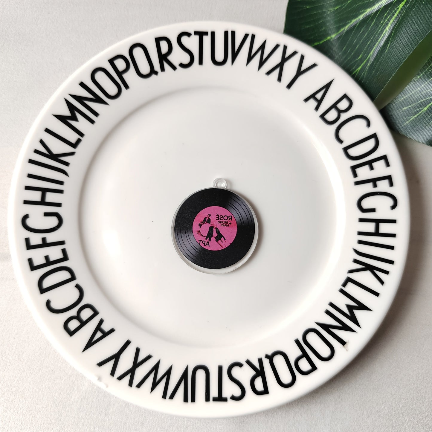 KPOP ROSE Solo APT Album-Inspired Acrylic CD Keychain, Round Vinyl Record Bag Pendant, Alphabet Design, Carabiner Clip, Decorative Ladies Key Ring, Celebrity Theme Accessory, Ideal for ROSIE Fans Collection & Valentine'S Day SS69