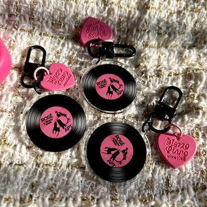 KPOP ROSE Solo APT Album-Inspired Acrylic CD Keychain, Round Vinyl Record Bag Pendant, Alphabet Design, Carabiner Clip, Decorative Ladies Key Ring, Celebrity Theme Accessory, Ideal for ROSIE Fans Collection & Valentine'S Day SS69